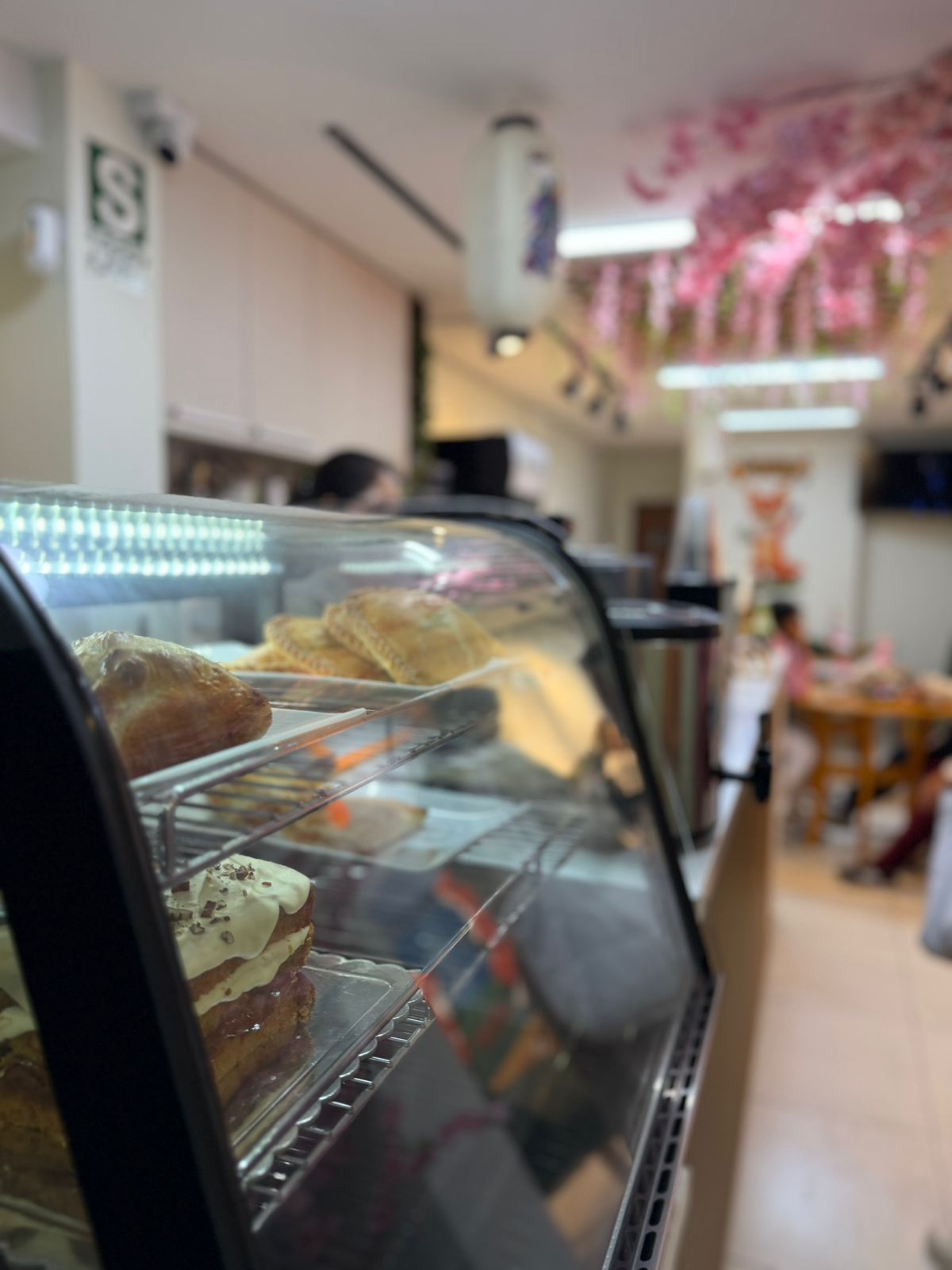 Interior — vitrina de pasteles